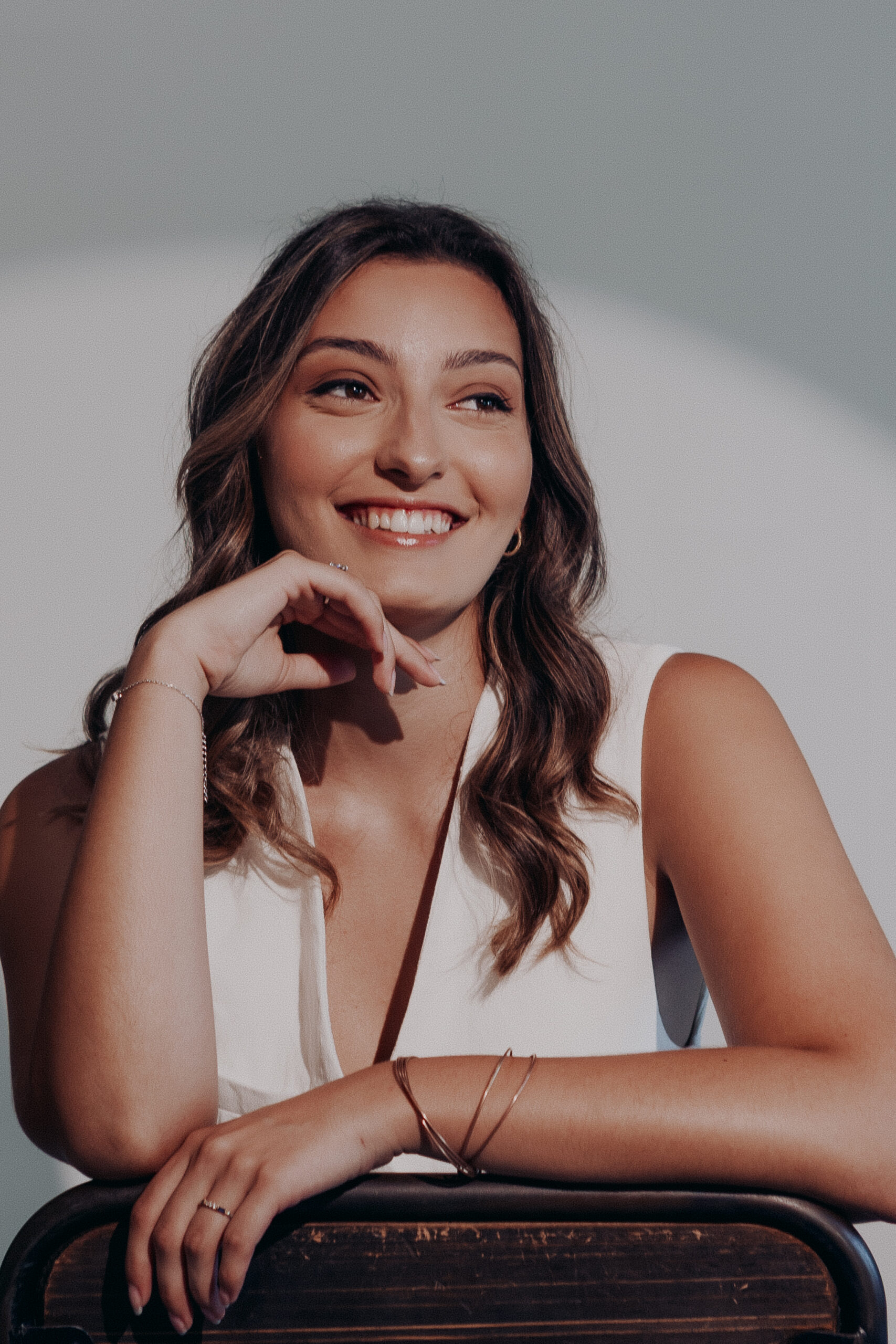 Femme posant avec élégance et style.